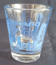 Lade das Bild in den Galerie-Viewer, SHOT KURZE SCHNAPS- GETRÄNKEGLAS - Hartglas, USA Chicago City Metropole Stadt Aufschrift Motiv Dekor
