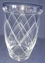 Lade das Bild in den Galerie-Viewer, 2er Set GRÖßERE GETRÄNKEGLÄSER - Hartglas, Geschliffen Linien Streifen Karo Motiv Dekor
