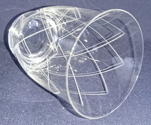 Lade das Bild in den Galerie-Viewer, GRÖßERES GETRÄNKEGLAS - Hartglas, Geschliffen Linien Streifen Karo Motiv Dekor
