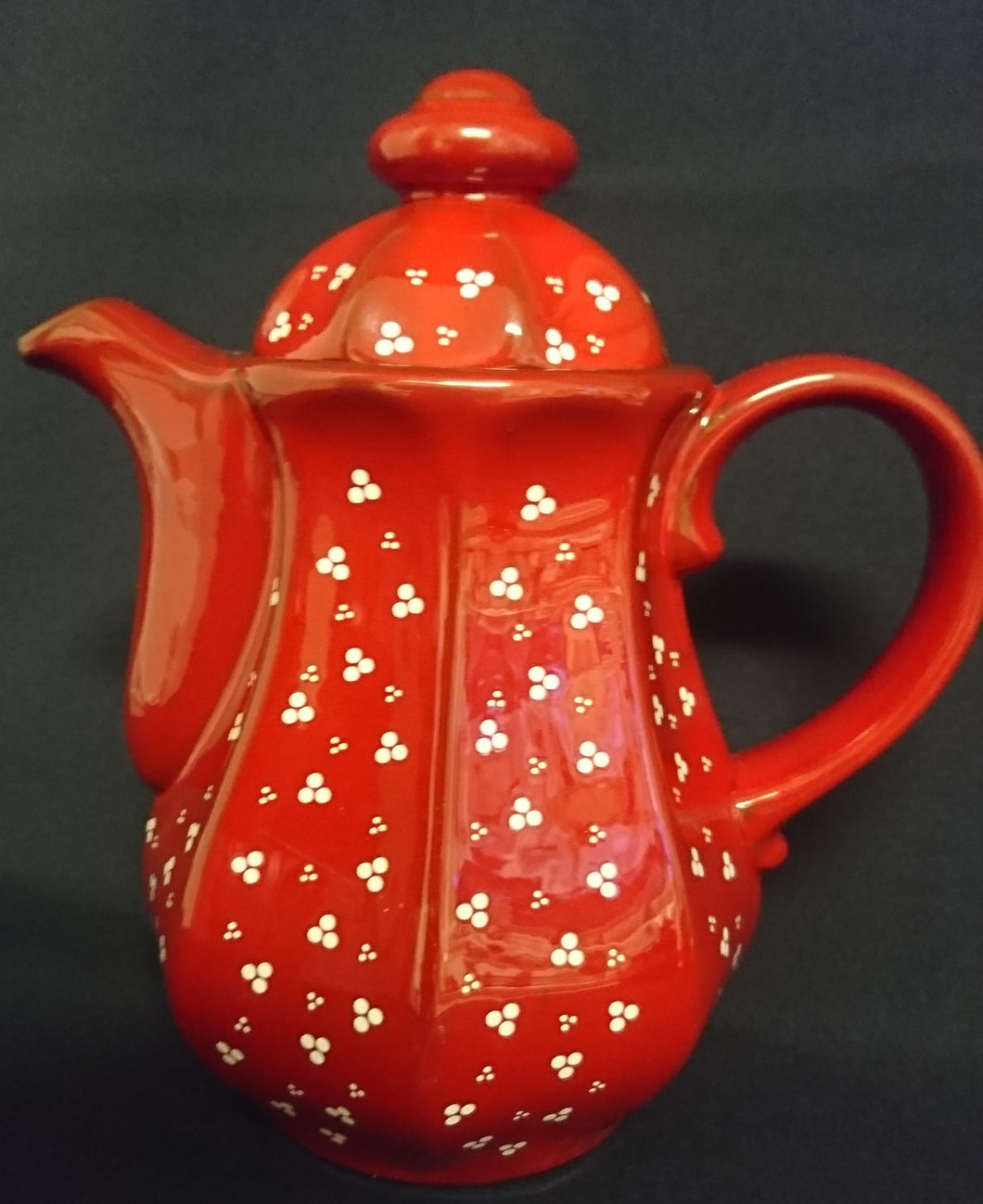 KAFFEEKANNE MIT DECKEL - Keramik / Steingut, Punkte Dreier Kreise Senkrechte Balken Relief Motiv Dekor