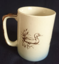 Lade das Bild in den Galerie-Viewer, KAFFEETASSE - Keramik / Steingut, Flora Fauna Entenpaar Relief Motiv Dekor

