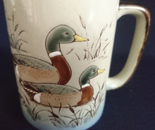 Lade das Bild in den Galerie-Viewer, KAFFEETASSE - Keramik / Steingut, Flora Fauna Entenpaar Relief Motiv Dekor
