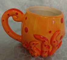 Lade das Bild in den Galerie-Viewer, KINDER GETRÄNKETASSE - Keramik / Steingut, Gesicht Kraken Octopus Form Motiv Relief Dekor (BC)
