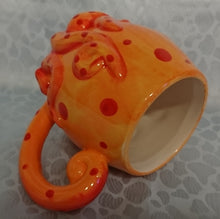Lade das Bild in den Galerie-Viewer, KINDER GETRÄNKETASSE - Keramik / Steingut, Gesicht Kraken Octopus Form Motiv Relief Dekor (BC)

