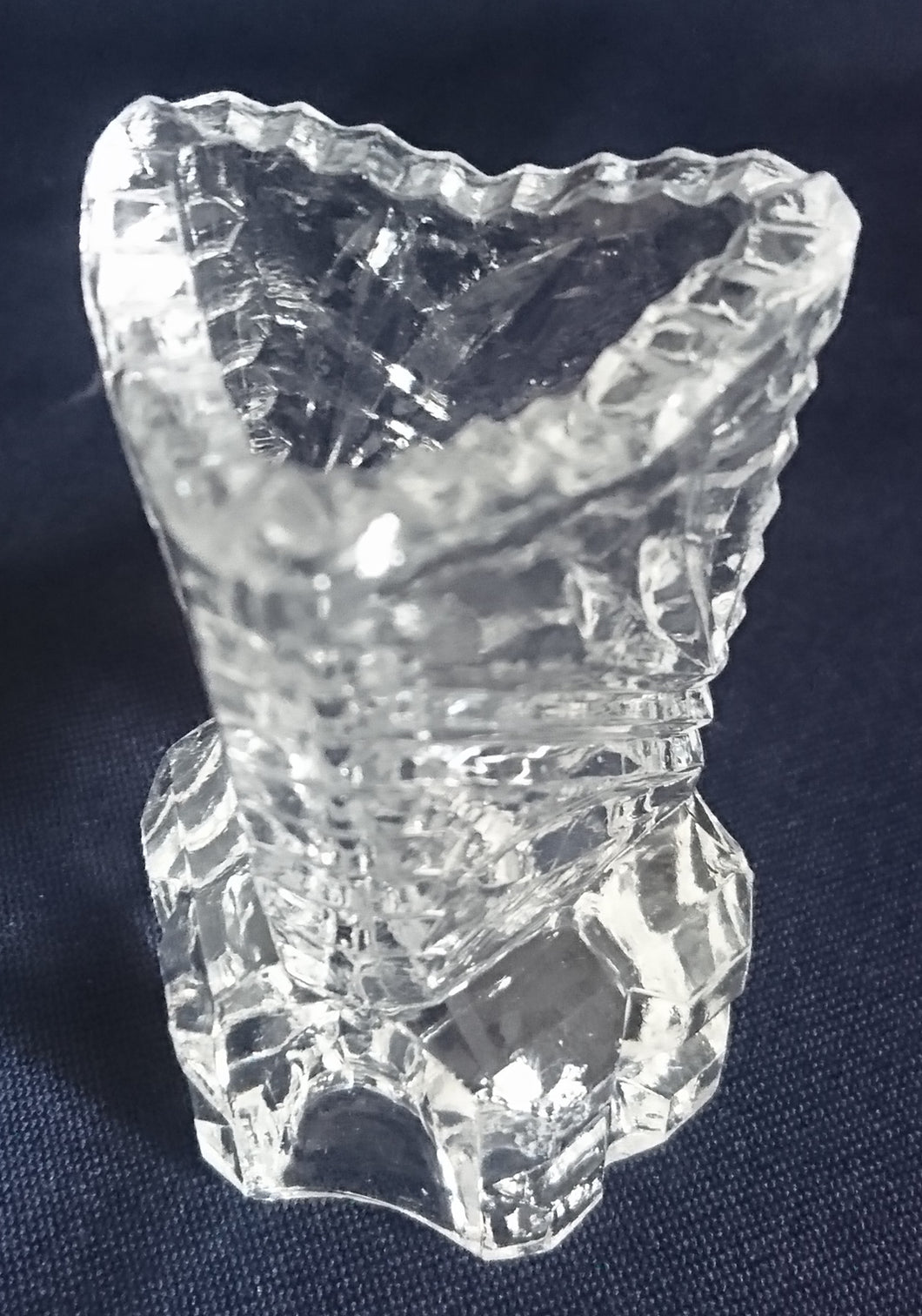 KLEINE BLUMENVASE - Kristallglas, Geschliffen Dreieckige Kantige Form Linien Pluszeichen Gezackter Rand Relief Dekor