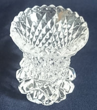 Lade das Bild in den Galerie-Viewer, KLEINE BLUMENVASE - Kristallglas, Geschliffen Quadratisch Karo Gezackter Rand Relief Dekor
