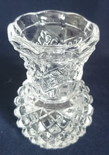 Lade das Bild in den Galerie-Viewer, KLEINE BLUMENVASE - Kristallglas, Karo Zickzack Band Gewölbter Rand Relief Dekor
