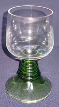 Lade das Bild in den Galerie-Viewer, LIKÖR~ RÖMERGLAS - Hartglas, Relief Stiel Traditionell Form Motiv Dekor
