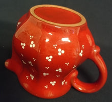 Lade das Bild in den Galerie-Viewer, 3er Set MILCHKÄNNCHEN &amp; ZUCKERDOSE MIT DECKEL - Keramik / Steingut, Punkte Dreier Kreise Senkrechte Balken Relief Motiv Dekor
