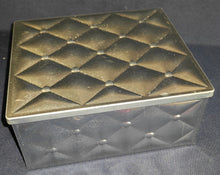 Lade das Bild in den Galerie-Viewer, PLÄTZCHEN~ AUFBEWAHRUNGSDOSE MIT DECKEL - Metall / Blech, Gewölbte Karo Quadrat Relief Motiv Dekor
