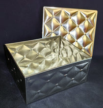 Lade das Bild in den Galerie-Viewer, PLÄTZCHEN~ AUFBEWAHRUNGSDOSE MIT DECKEL - Metall / Blech, Gewölbte Karo Quadrat Relief Motiv Dekor
