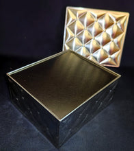 Lade das Bild in den Galerie-Viewer, PLÄTZCHEN~ AUFBEWAHRUNGSDOSE MIT DECKEL - Metall / Blech, Gewölbte Karo Quadrat Relief Motiv Dekor
