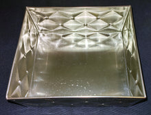Lade das Bild in den Galerie-Viewer, PLÄTZCHEN~ AUFBEWAHRUNGSDOSE MIT DECKEL - Metall / Blech, Gewölbte Karo Quadrat Relief Motiv Dekor
