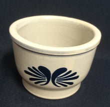 Lade das Bild in den Galerie-Viewer, SCHMALZTÖPFCHEN - Keramik / Steingut, Geometrisches Symetrisch Abstraktes Symbol Motiv Dekor (BC)
