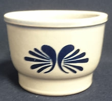 Lade das Bild in den Galerie-Viewer, SCHMALZTÖPFCHEN - Keramik / Steingut, Geometrisches Symetrisch Abstraktes Symbol Motiv Dekor (BC)
