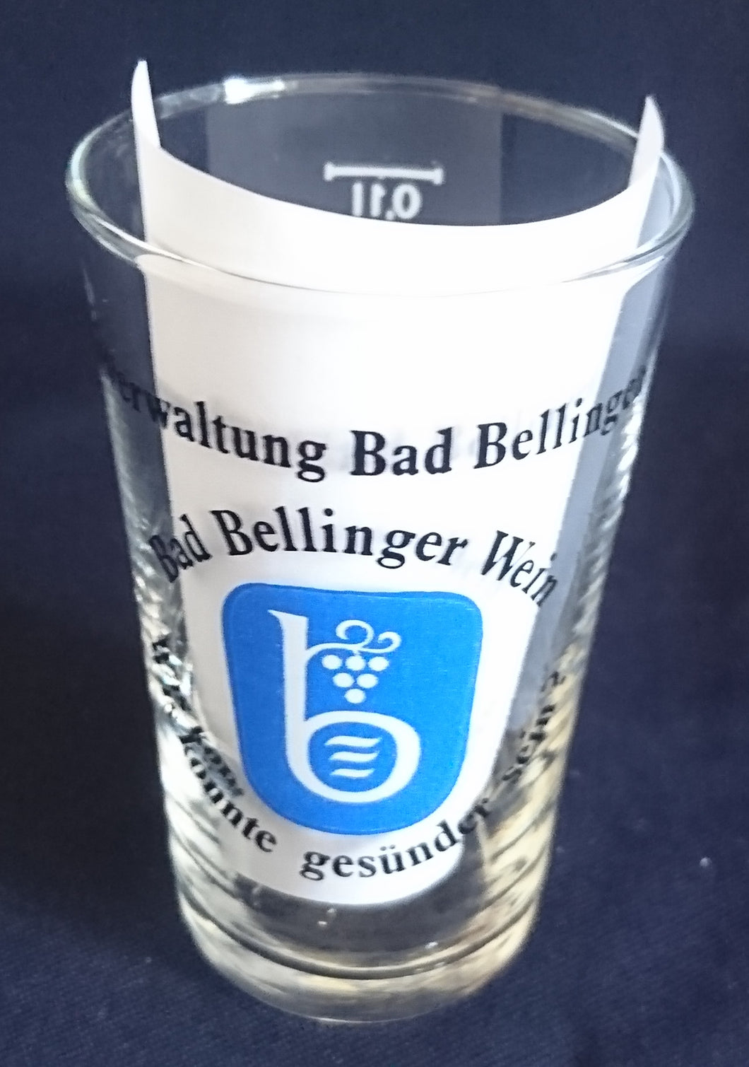 SHOT~ SCHNAPS~ GETRÄNKEGLAS - Hartglas, Wappen Stadt Ort Bad Bellingen Aufschrift Motiv Dekor (nBC)