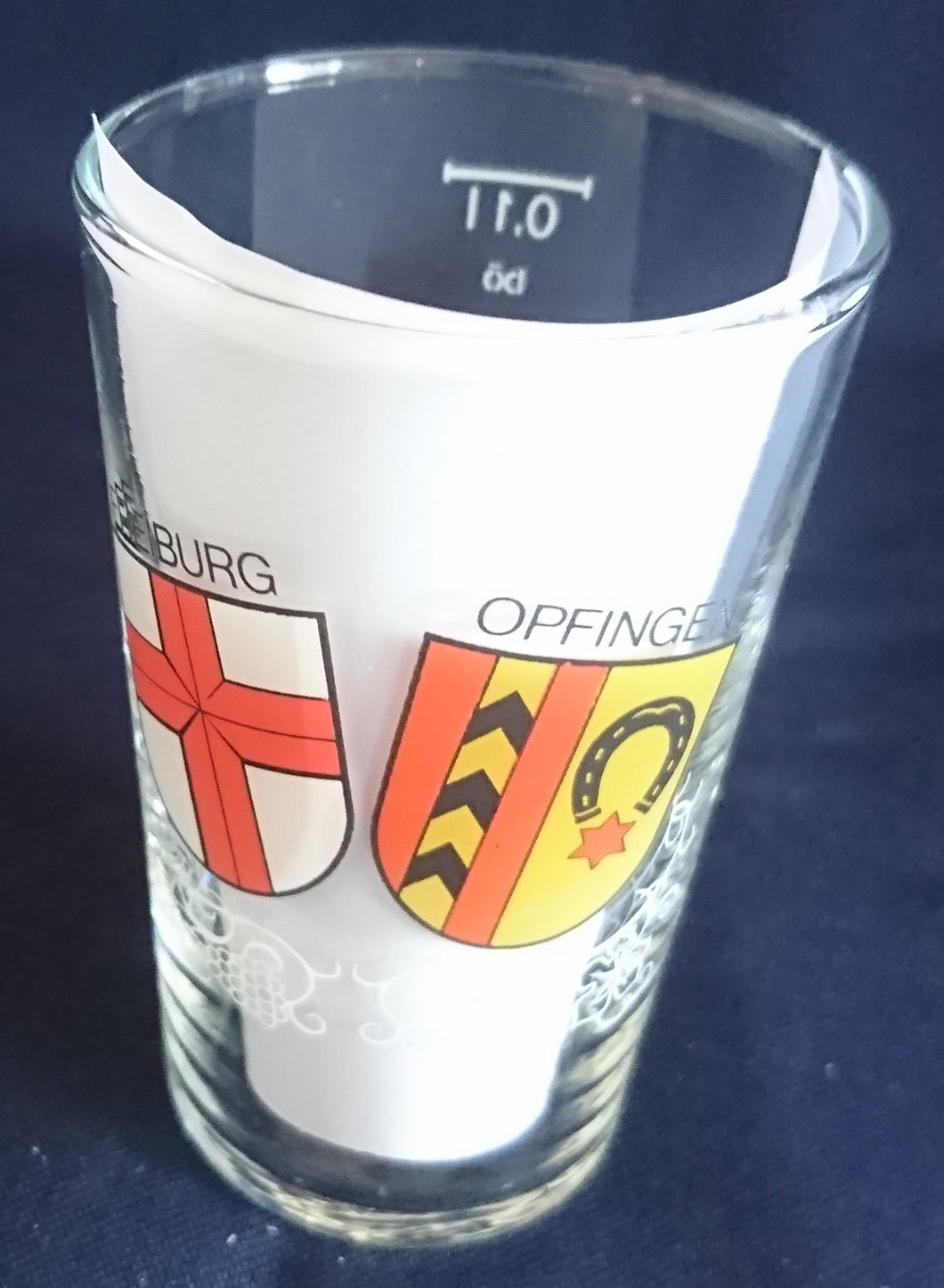 SHOT~ SCHNAPS~ GETRÄNKEGLAS - Hartglas, Wappen Stadt Ort Freiburg Opfingen Aufschrift Motiv Dekor (nBC)