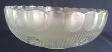 Lade das Bild in den Galerie-Viewer, GROßE SERVIERSCHÜSSEL - Hartglas, Flora Blumenblüten Striche Linien Relief Motiv Dekor
