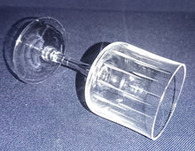 Lade das Bild in den Galerie-Viewer, SHOT~ GETRÄNKEGLAS - Hartglas, Striche Linien Relief Motiv Dekor
