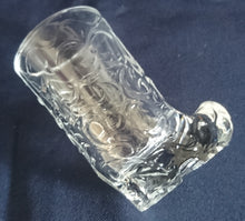 Lade das Bild in den Galerie-Viewer, SHOT~ KURZE~ SCHNAPS~ GETRÄNKEGLAS - Kristallglas, Schuhe Lederstiefel Gerbungsstruktur Sohlen Schliff Motiv Form Dekor
