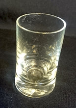 Lade das Bild in den Galerie-Viewer, 2er Set SHOT~ SCHNAPS~ GETRÄNKEGLÄSER - Hartglas, Dicker Breiter Boden Motiv Dekor
