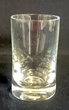 Lade das Bild in den Galerie-Viewer, 6er Set SHOT~ SCHNAPS~ GETRÄNKEGLÄSER - Hartglas, Dicker Breiter Boden Motiv Dekor
