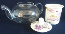 Lade das Bild in den Galerie-Viewer, TEEKANNE MIT SIEB + DECKEL - Hartglas / Porzellan, Flora Lavendel Blumen Fauna Schmetterlinge Motiv Dekor
