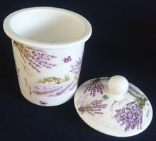 Lade das Bild in den Galerie-Viewer, TEEKANNE MIT SIEB + DECKEL - Hartglas / Porzellan, Flora Lavendel Blumen Fauna Schmetterlinge Motiv Dekor
