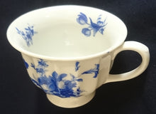 Lade das Bild in den Galerie-Viewer, TEETASSE - Porzellan, Flora Rosenblumen Blüten Blatt Blätter Linien Relief Motiv Dekor

