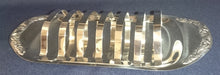 Lade das Bild in den Galerie-Viewer, TOASTSCHEIBEN~ SERVIERHALTER - Metall, Oval Abstrakt Relief Motiv Dekor
