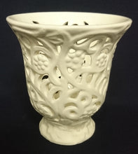 Lade das Bild in den Galerie-Viewer, BLUMEN ÜBERTOPF- Keramik / Steingut, Flora Blumenblüten Relief Durchbrochen Motiv Dekor
