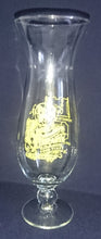 Lade das Bild in den Galerie-Viewer, BLUMENVASE - Hartglas, Amerikanische Aufschrift Rosie Ogrady Musikerin Gitarristin Emporium Motiv Dekor

