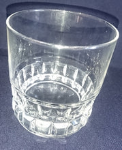 Lade das Bild in den Galerie-Viewer, 2er Set WHISKEY~ WHISKY~ GETRÄNKEGLÄSER - Hartglas, Quadrat Vierecke Relief Motiv Dekor
