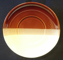 Lade das Bild in den Galerie-Viewer, 2er Set UNTERTASSEN - Keramik / Steingut, Streifen Sandiger Punkte Motiv Dekor
