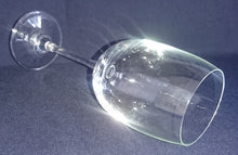 Lade das Bild in den Galerie-Viewer, WEIN~ GETRÄNKEGLAS - Hartglas, Klassisch Form Motiv Dekor
