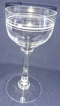 Lade das Bild in den Galerie-Viewer, 2er Set WEIßWEIN~ GETRÄNKEGLÄSER - Hartglas, Geschliffen Mattiert Waagerecht Linien Streifen Motiv Dekor
