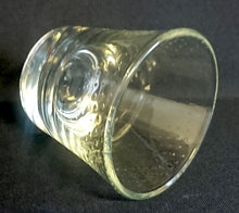 Lade das Bild in den Galerie-Viewer, WHISKEY~ WHISKY~ GETRÄNKEGLAS - Hartglas, Punkte Tupfen Relief Motiv Dekor
