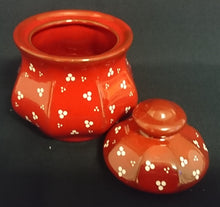 Lade das Bild in den Galerie-Viewer, 3er Set MILCHKÄNNCHEN &amp; ZUCKERDOSE MIT DECKEL - Keramik / Steingut, Punkte Dreier Kreise Senkrechte Balken Relief Motiv Dekor
