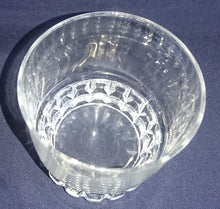 Lade das Bild in den Galerie-Viewer, WHISKEY~ WHISKY~ GETRÄNKEGLAS - Hartglas, Quadrat Vierecke Relief Motiv Dekor
