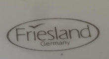 Lade das Bild in den Galerie-Viewer, SUPPENTERRINE MIT DECKEL &quot;Friesland&quot; - Porzellan, Abstraktes Geometrisches Linien Dekor
