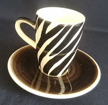 Lade das Bild in den Galerie-Viewer, 2er MOCCA KAFFEEGEDECK - Keramik / Steingut, Leoparden Tiger Fell Breiter Rand Muster Motiv Dekor
