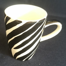 Lade das Bild in den Galerie-Viewer, 2er MOCCA KAFFEEGEDECK - Keramik / Steingut, Zebra Fell Breiter Rand Muster Motiv Dekor
