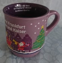 Lade das Bild in den Galerie-Viewer, GLÜHWEINTASSE - Keramik / Steingut, Weihnachtsmarkt Frankfurt Stadt der Könige &amp; Kaiser Römer Baum Schlitten Mann Motiv Dekor
