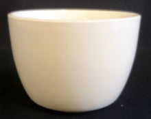 Lade das Bild in den Galerie-Viewer, KLEINES SCHÄLCHEN - Porzellan, Goldaufschrift All you need is Schoko Herz Motiv Dekor
