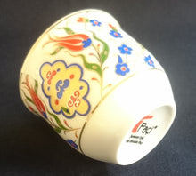 Lade das Bild in den Galerie-Viewer, MOCCA~ KAFFEETASSE &quot;Junbostar&quot; - Porzellan, Goldrand Linien Flora Blumenblüten Pflanzen Motiv Dekor
