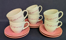 Lade das Bild in den Galerie-Viewer, 12 Teiliges ESPRESSO~ KAFFEESERVICE - Porzellan, Rosa Färbiges Espresso Aufschrift Druck Motiv Dekor
