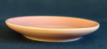 Lade das Bild in den Galerie-Viewer, 2er Set ESPRESSO UNTERTASSEN - Porzellan, Rosa Färbiges Motiv Dekor
