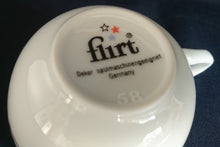 Lade das Bild in den Galerie-Viewer, TEETASSE &quot;Flirt&quot; - Porzellan, Flora Blumenblüten Pflanzen Linien Streifen Rand Motiv Dekor
