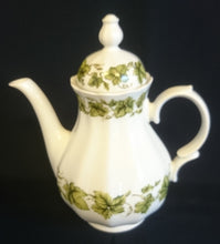 Lade das Bild in den Galerie-Viewer, 5er Set TEEKANNE &amp; MILCHKÄNNCHEN &amp; ZUCKERDOSE + DECKEL - Porzellan, Flora Weinblatt Blätter Pflanzen Ranken Motiv Dekor
