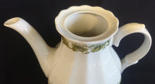 Lade das Bild in den Galerie-Viewer, 5er Set TEEKANNE &amp; MILCHKÄNNCHEN &amp; ZUCKERDOSE + DECKEL - Porzellan, Flora Weinblatt Blätter Pflanzen Ranken Motiv Dekor

